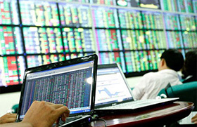Chứng khoán tuần 21-25/1: 'Nhà đầu tư nên chốt lời' Chứng khoán tuần 21-25/1: 'Nhà đầu tư nên chốt lời'